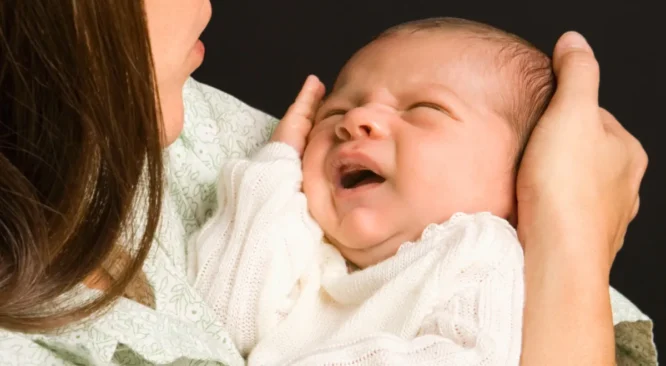 Resfriados, gripes e rinites facilitam autofonia em bebês e crianças