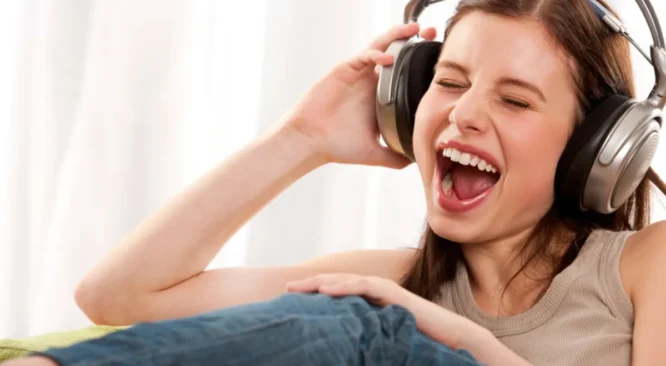 Música alta no fone de ouvido pode levar à surdez