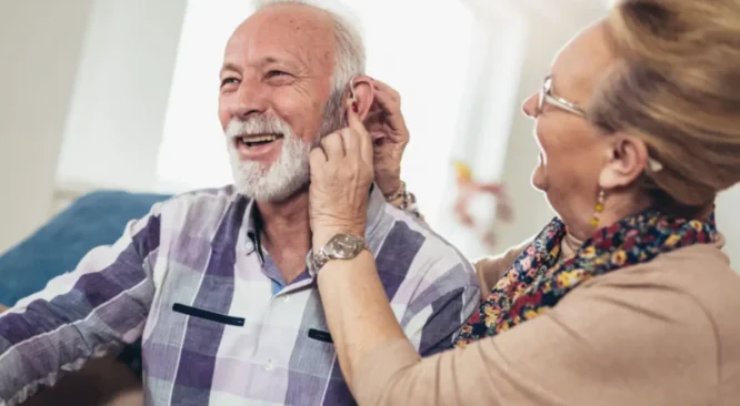 Aparelhos auditivos podem atrasar o início do Parkinson, sugere estudo